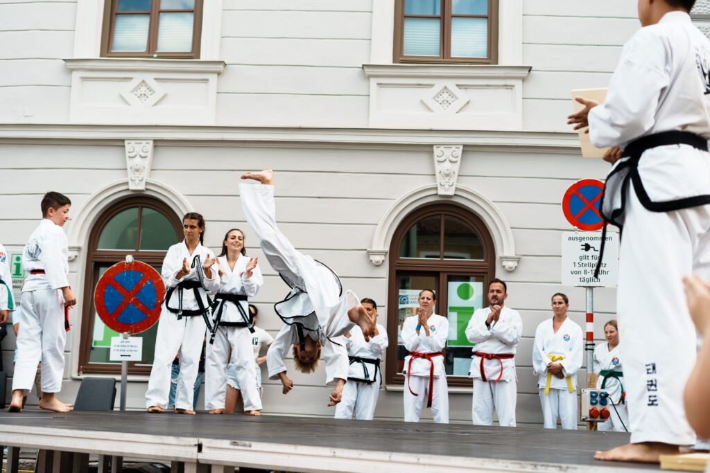 Auftritt beim Mauterner Stadtfest 2025, Meister Fynn macht ein Rad ohne Hände
