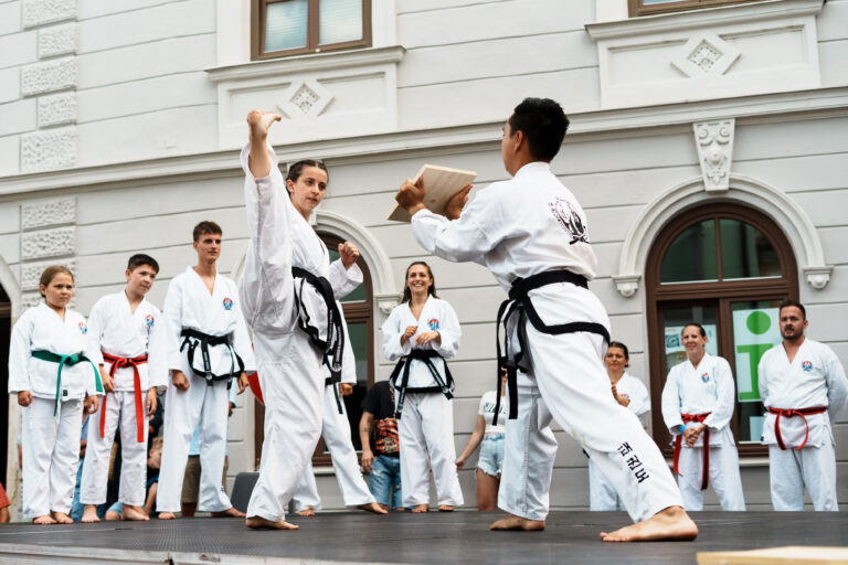 Blackbelt Kampfkunst Union Krems - Auftritt beim Mauterner Stadtfest 2025, Akrobatik Meisterin Hannah beim Spagat-Bruchtest