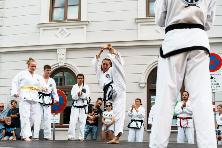 Blackbelt Kampfkunst Union Krems - Auftritt beim Mauterner Stadtfest 2025, Akrobatik Meisterin Laura im Spagat
