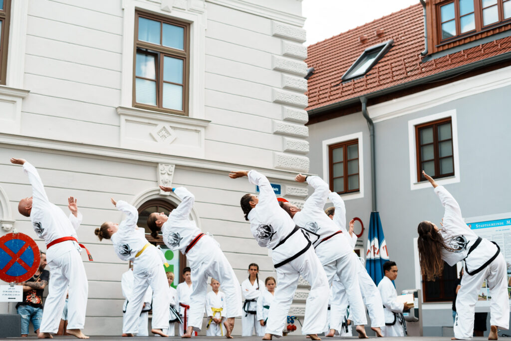 Auftritt beim Mauterner Stadtfest 2025, Die Kimoodo-Gruppe bei ihrer Vorführung